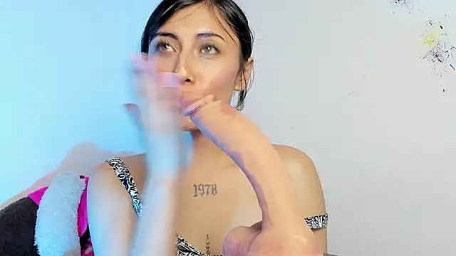 Alanaloiiss  online show from September 2025 12:11:01 AM