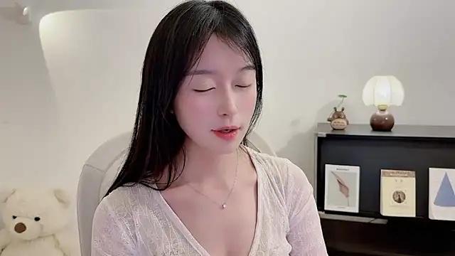 Onechestnut online show from December 2025 06:02:01 PM