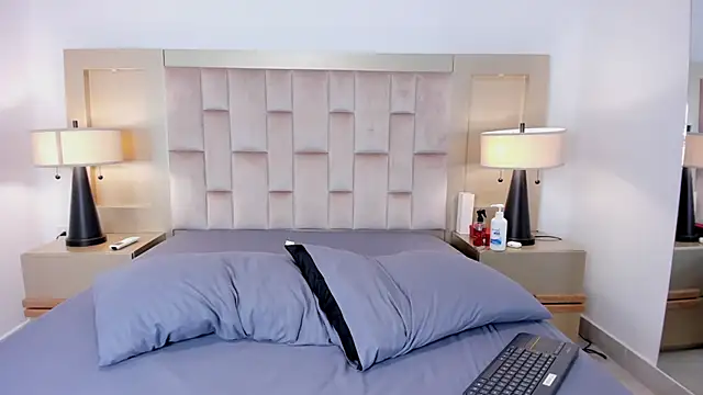 Milan LewisS online show from September 2025 07:06:02 PM