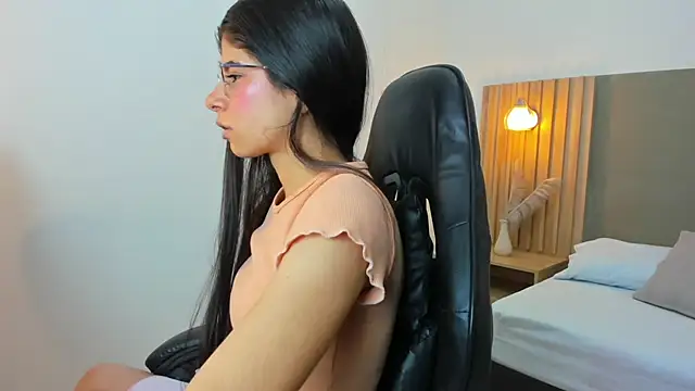 Snapshot of carlina_15 chatting on October 2025 12:17:02 PM carlina 15 online show from October 2025 12:17:02 PM