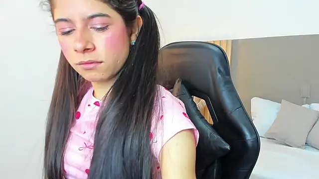 Snapshot of carlina_15 chatting on October 2025 12:17:02 PM carlina 15 online show from October 2025 12:17:02 PM