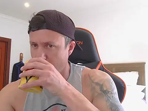 Snapshot of TroyDieselXXX chatting on September 2025 07:43:01 AM TroyDieselXXX online show from September 2025 07:43:01 AM