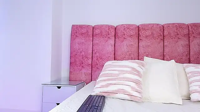 emmacurvy online show from November 2025 03:05:01 AM