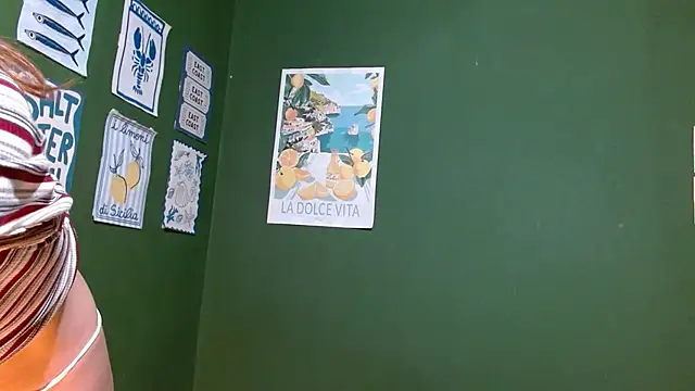 Snapshot of Roxiehood chatting on December 2025 09:35:01 PM Roxiehood online show from December 2025 09:35:01 PM