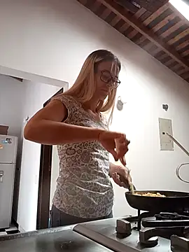 Snapshot of Mariam_Arango chatting on October 2025 03:16:01 PM Mariam Arango online show from October 2025 03:16:01 PM