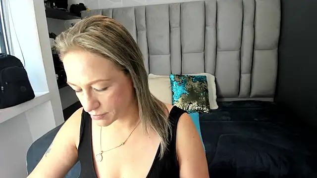 Snapshot of Charlot_milf chatting on November 2025 11:54:02 AM Charlot milf online show from November 2025 11:54:02 AM