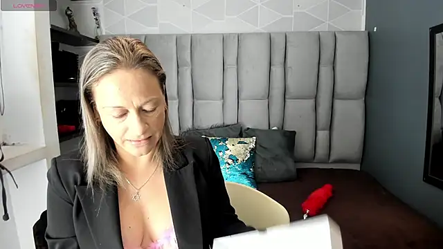 Snapshot of Charlot_milf chatting on January 2026 11:56:02 AM Charlot milf online show from January 2026 11:56:02 AM