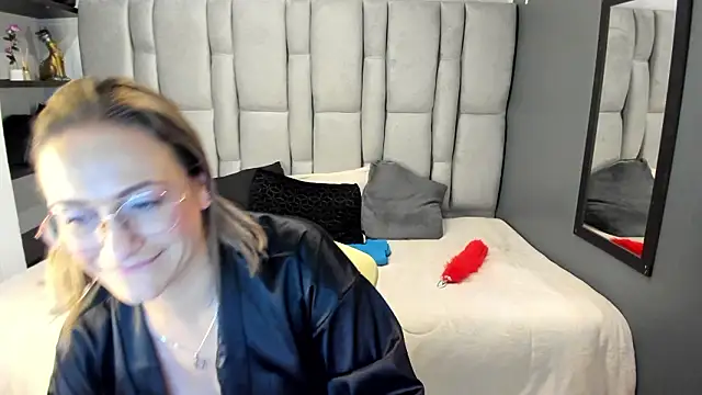 Snapshot of Charlot_milf chatting on February 2026 06:26:01 AM Charlot milf online show from February 2026 06:26:01 AM