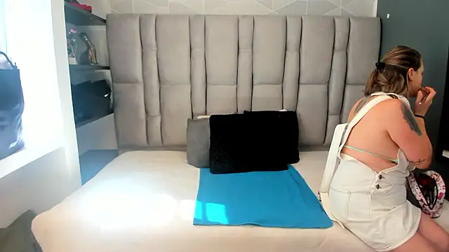 Snapshot of Charlot_milf chatting on February 2026 02:38:02 PM Charlot milf online show from February 2026 02:38:02 PM