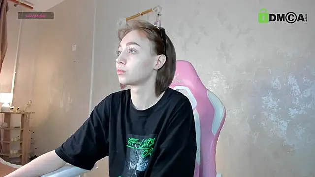 Snapshot of Skelerata chatting on November 2025 01:04:02 AM Skelerata online show from November 2025 01:04:02 AM