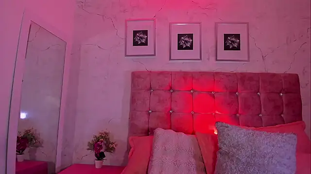 Maddy Mills online show from December 2025 05:28:02 PM