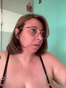 Snapshot of LupeLok chatting on October 2025 04:53:02 PM LupeLok online show from October 2025 04:53:02 PM