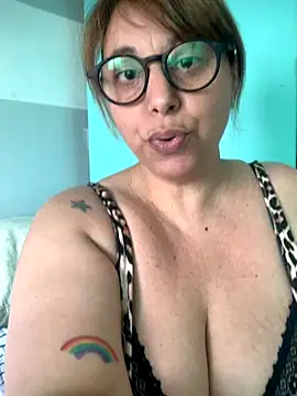 Snapshot of LupeLok chatting on November 2025 05:12:02 PM LupeLok online show from November 2025 05:12:02 PM