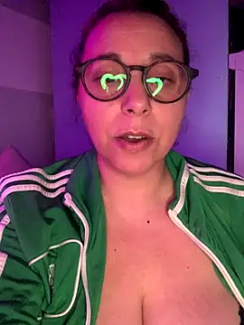 Snapshot of LupeLok chatting on November 2025 04:34:02 AM LupeLok online show from November 2025 04:34:02 AM