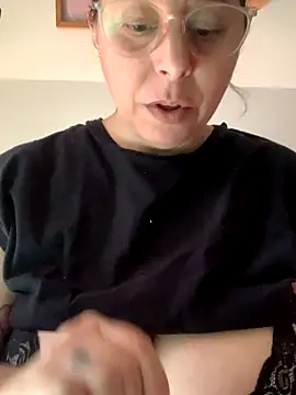 Snapshot of LupeLok chatting on December 2025 03:50:02 PM LupeLok online show from December 2025 03:50:02 PM