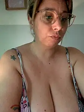 Snapshot of LupeLok chatting on December 2025 04:38:01 PM LupeLok online show from December 2025 04:38:01 PM