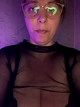 Snapshot of LupeLok chatting on December 2025 11:32:02 PM LupeLok online show from December 2025 11:32:02 PM