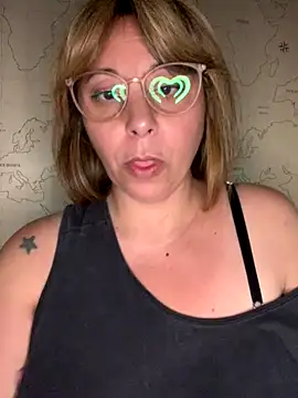 Snapshot of LupeLok chatting on December 2025 11:33:02 PM LupeLok online show from December 2025 11:33:02 PM