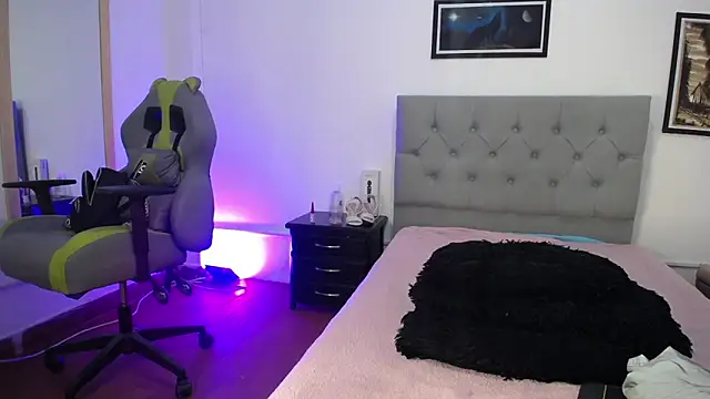 Esmeraldaa- online show from November 2025 11:29:01 PM