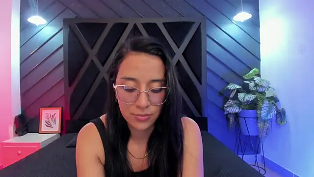 zoe martins  online show from December 2025 05:20:01 PM