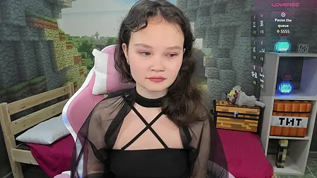 EmilyChaves online show from September 2025 07:14:02 PM