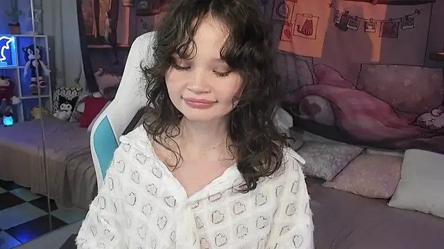 EmilyChaves online show from November 2025 04:50:01 PM