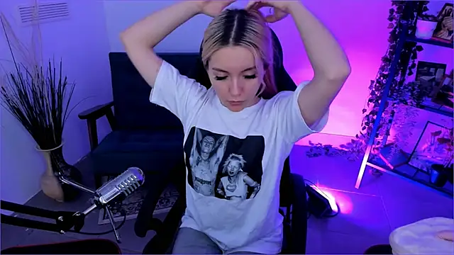 AuroraWrenfield online show from October 2025 04:43:02 AM