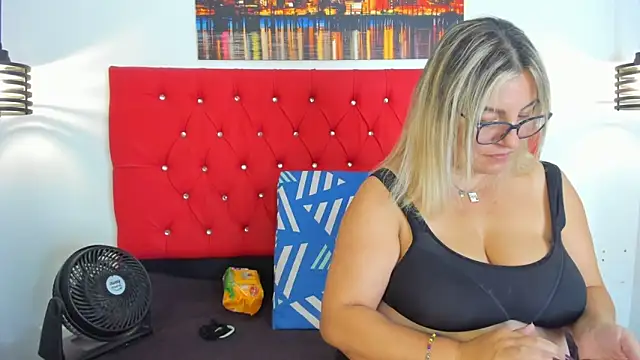 carolinacrus01 online show from November 2025 03:55:01 PM