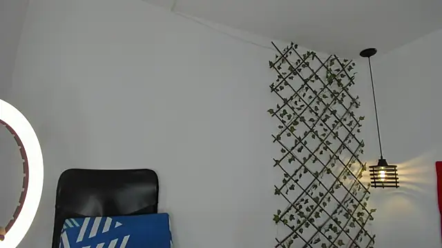 carolinacrus01 online show from November 2025 04:35:01 PM