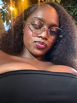 Snapshot of darle_volant chatting on November 2025 10:43:02 PM darle volant online show from November 2025 10:43:02 PM