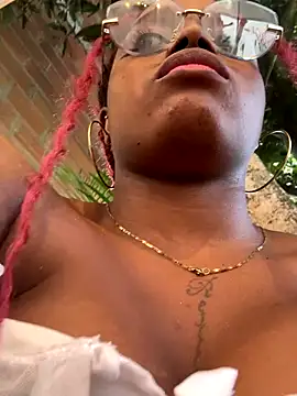 Snapshot of darle_volant chatting on November 2025 08:23:02 PM darle volant online show from November 2025 08:23:02 PM