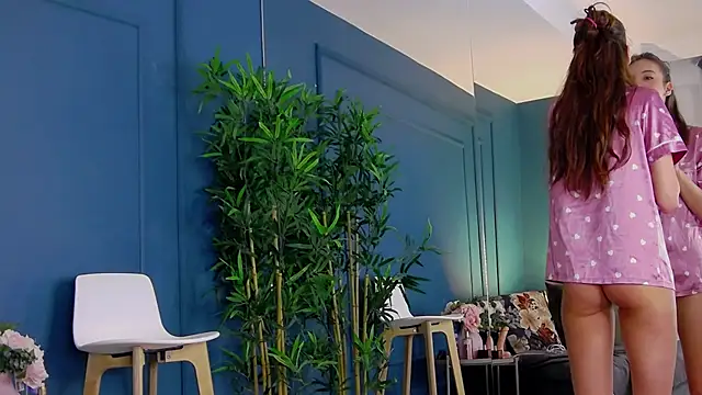 Snapshot of KimmDaviss chatting on January 2026 07:35:02 AM KimmDaviss online show from January 2026 07:35:02 AM