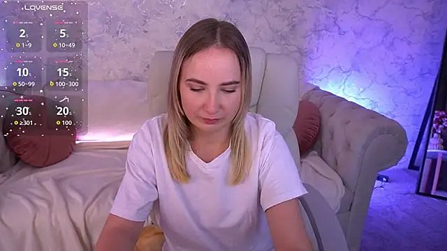 Snapshot of SofieBloom chatting on September 2025 11:04:02 PM SofieBloom online show from September 2025 11:04:02 PM