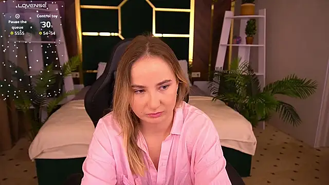 Snapshot of SofieBloom chatting on November 2025 11:48:01 PM SofieBloom online show from November 2025 11:48:01 PM