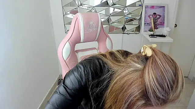 Snapshot of camixxx_m chatting on December 2025 12:32:01 PM camixxx m online show from December 2025 12:32:01 PM