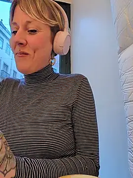 sarahpearlx online show from December 2025 04:48:01 PM