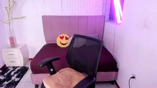 Snapshot of anna_moon11 chatting on November 2025 04:23:02 AM anna moon11 online show from November 2025 04:23:02 AM