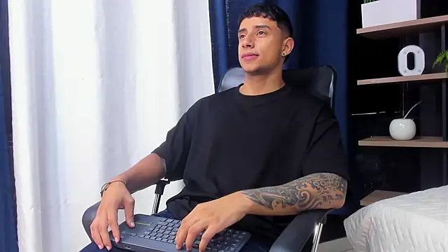 Snapshot of jaze_bradley chatting on November 2025 11:35:01 AM jaze bradley online show from November 2025 11:35:01 AM