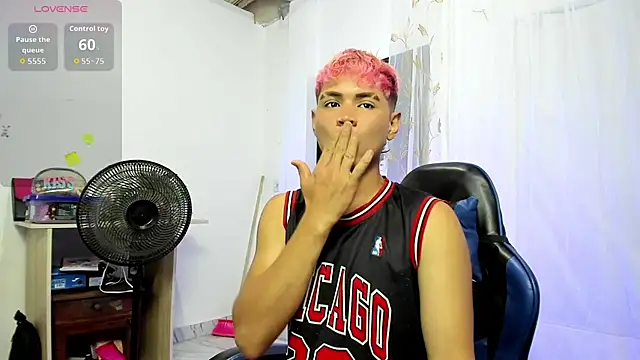 Snapshot of Jostin18 chatting on July 2026 04:02:02 PM Jostin18 online show from July 2026 04:02:02 PM