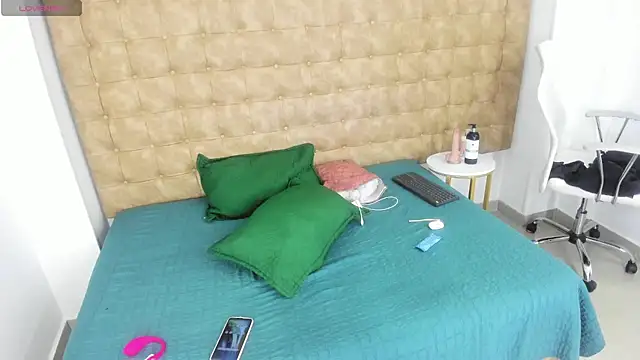 MiiaSmith   online show from November 2025 09:37:01 PM