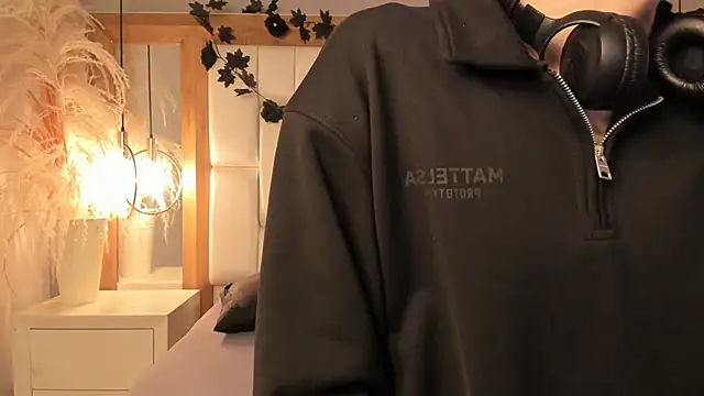 Daphne And Roger online show from December 2025 11:04:02 AM