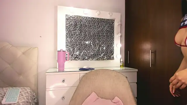 lina quinn online show from July 2026 01:08:01 AM