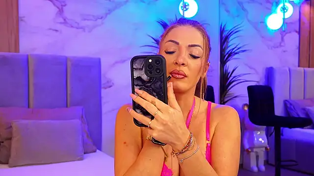 Snapshot of Izabellle02 chatting on February 2026 05:33:02 AM Izabellle02 online show from February 2026 05:33:02 AM