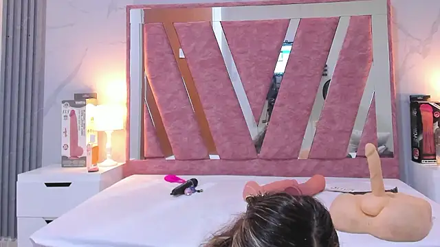 Wonderkloe  online show from February 2026 07:30:02 PM