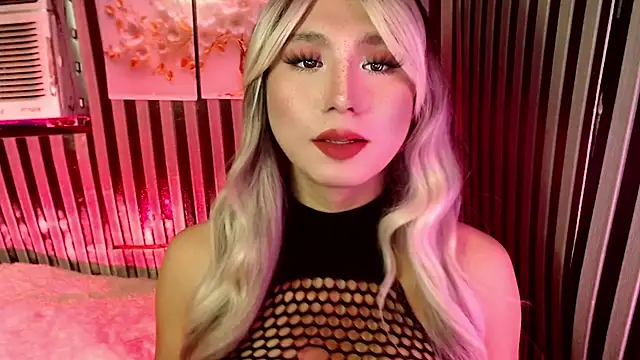 UrhotlucyTS online show from April 2026 07:04:01 AM