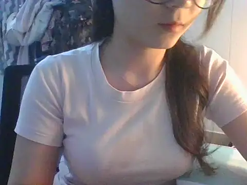 Linzly online show from October 2025 04:40:02 PM