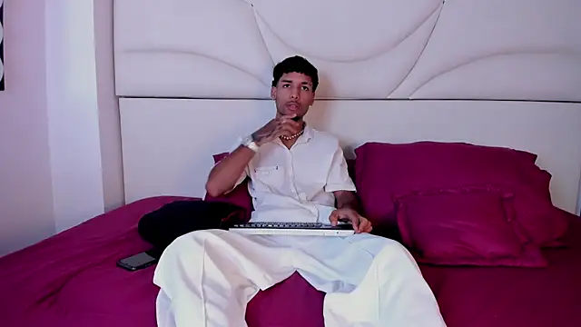 Thiagoferreti online show from November 2025 08:08:01 PM