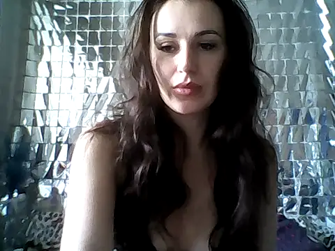 Snapshot of Qinini chatting on October 2025 10:04:01 AM Qinini online show from October 2025 10:04:01 AM