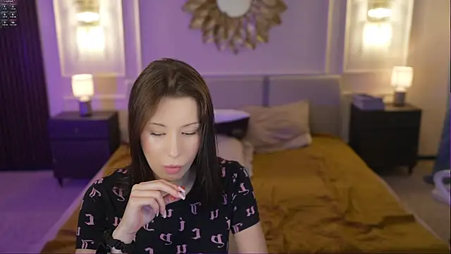 Selena Glow online show from September 2025 06:24:02 PM