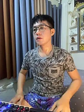 xshyboyx online show from November 2025 11:19:01 AM